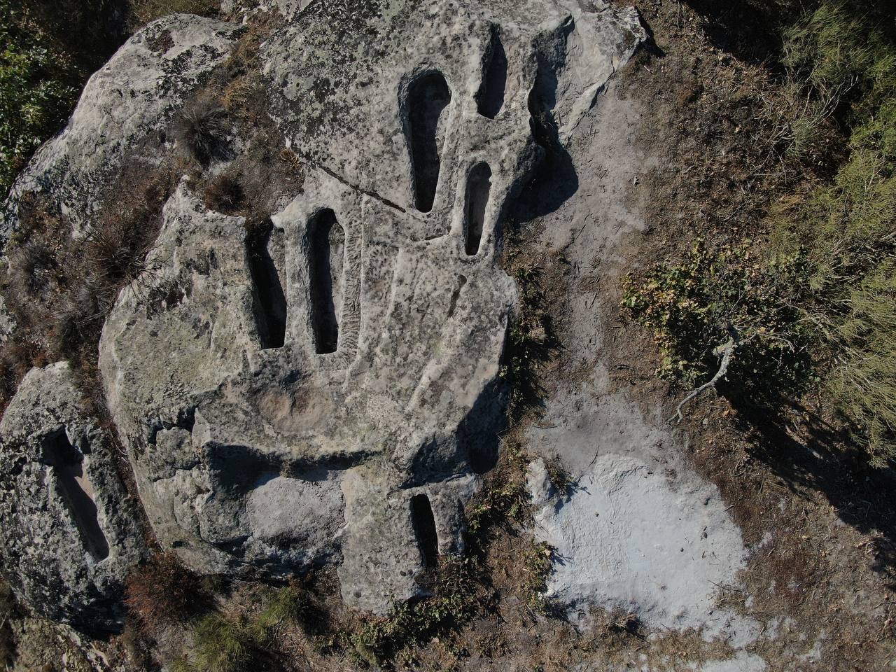 Necrópolis de San Pantaleón, que los investigadores comparan con los petroglifos de las tumbitas, puesto que sus formas son casi idénticas